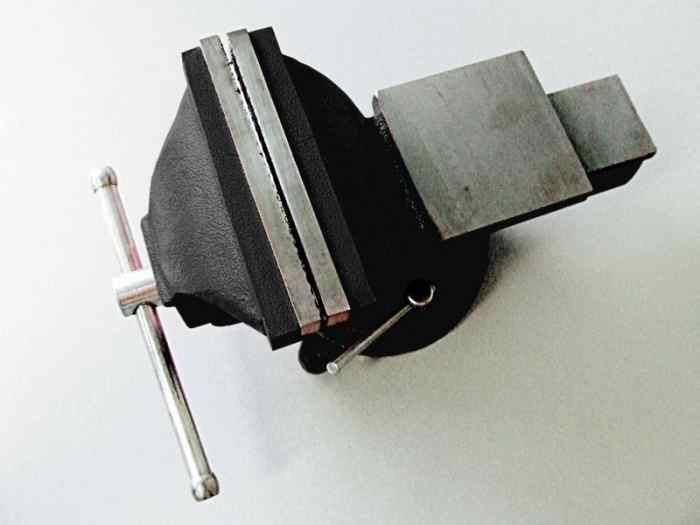 Тиски слесарные 200мм поворотные с наковальней/СЕРВИС КЛЮЧ